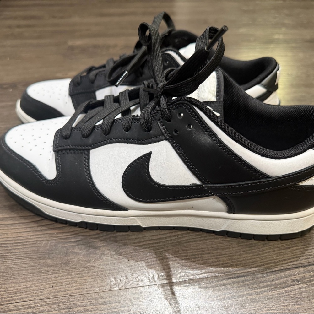 Nike Men's Black and White Low-Top Sneakers